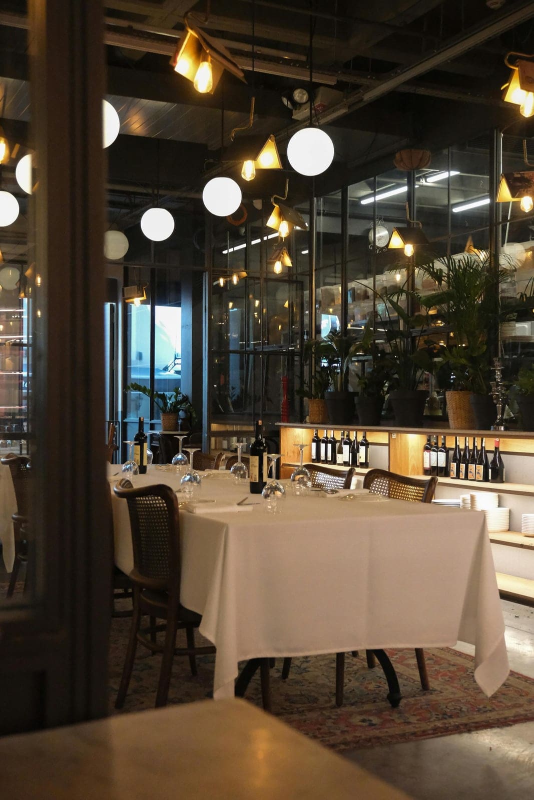 Salle basse et tables du restaurant.